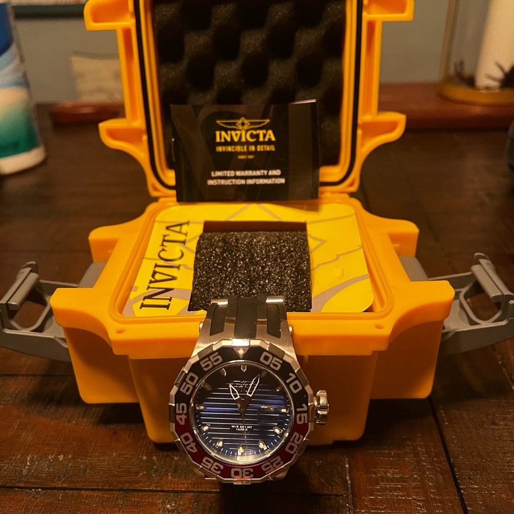 Invicta IN-38693 Specialty Men's Blue Dial Wristwatch
